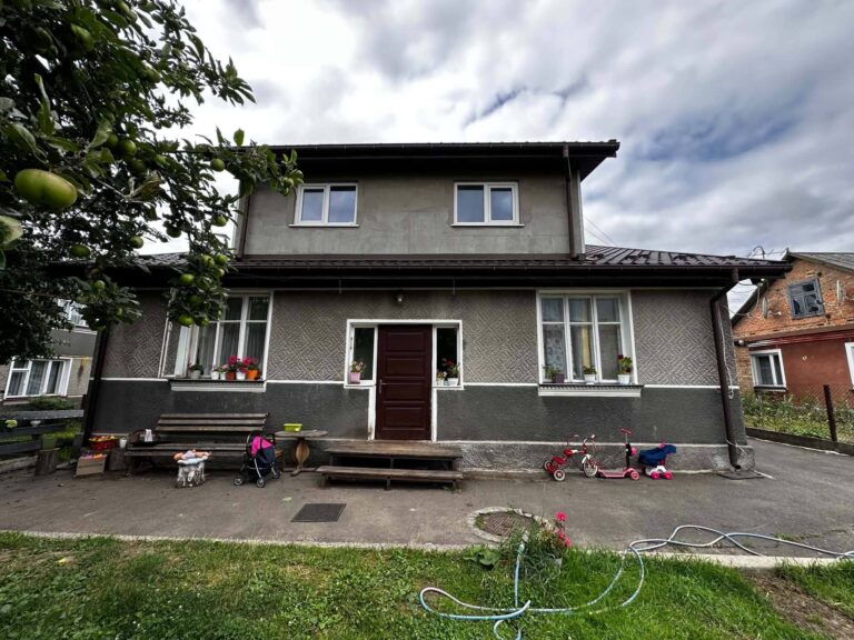 Продається просторий будинок  вул. Крайня